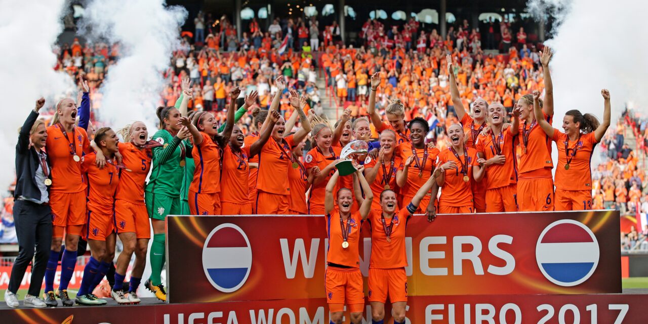 Sarina Wiegman ontvangt Vrouwen Eredivisie Oeuvre Award: erkenning voor blijvende impact op vrouwenvoetbal